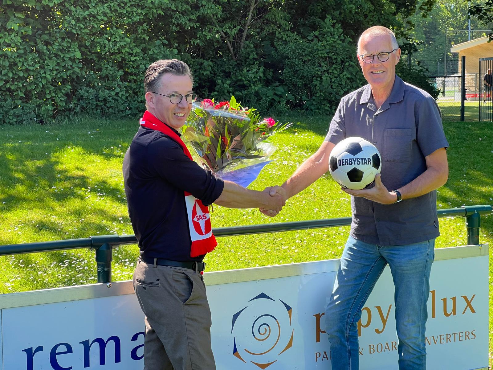 foto rclamebord en handdruk Remako voor sponsoring BAS Voetbal