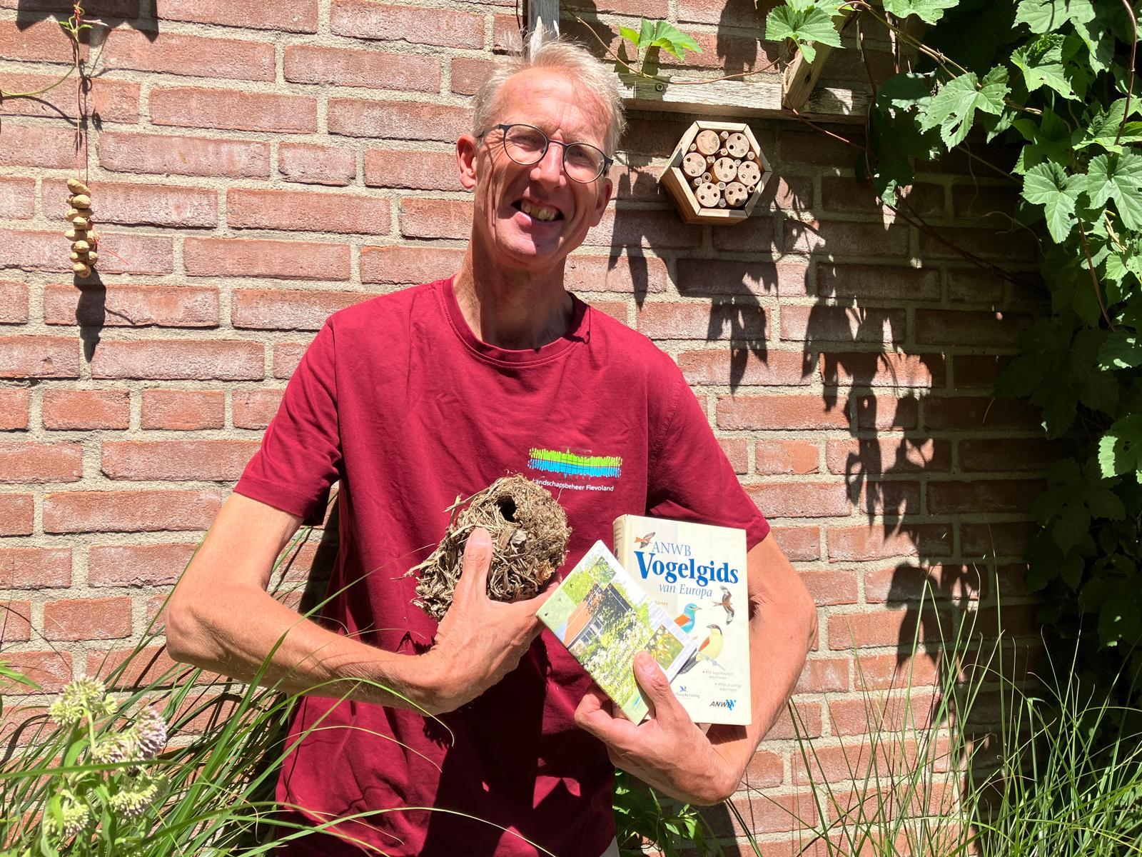 projectmedewerker Landschapsbeheer Flevoland Bert Zijlstra met informatiepakket over erfsingels in zijn hand
