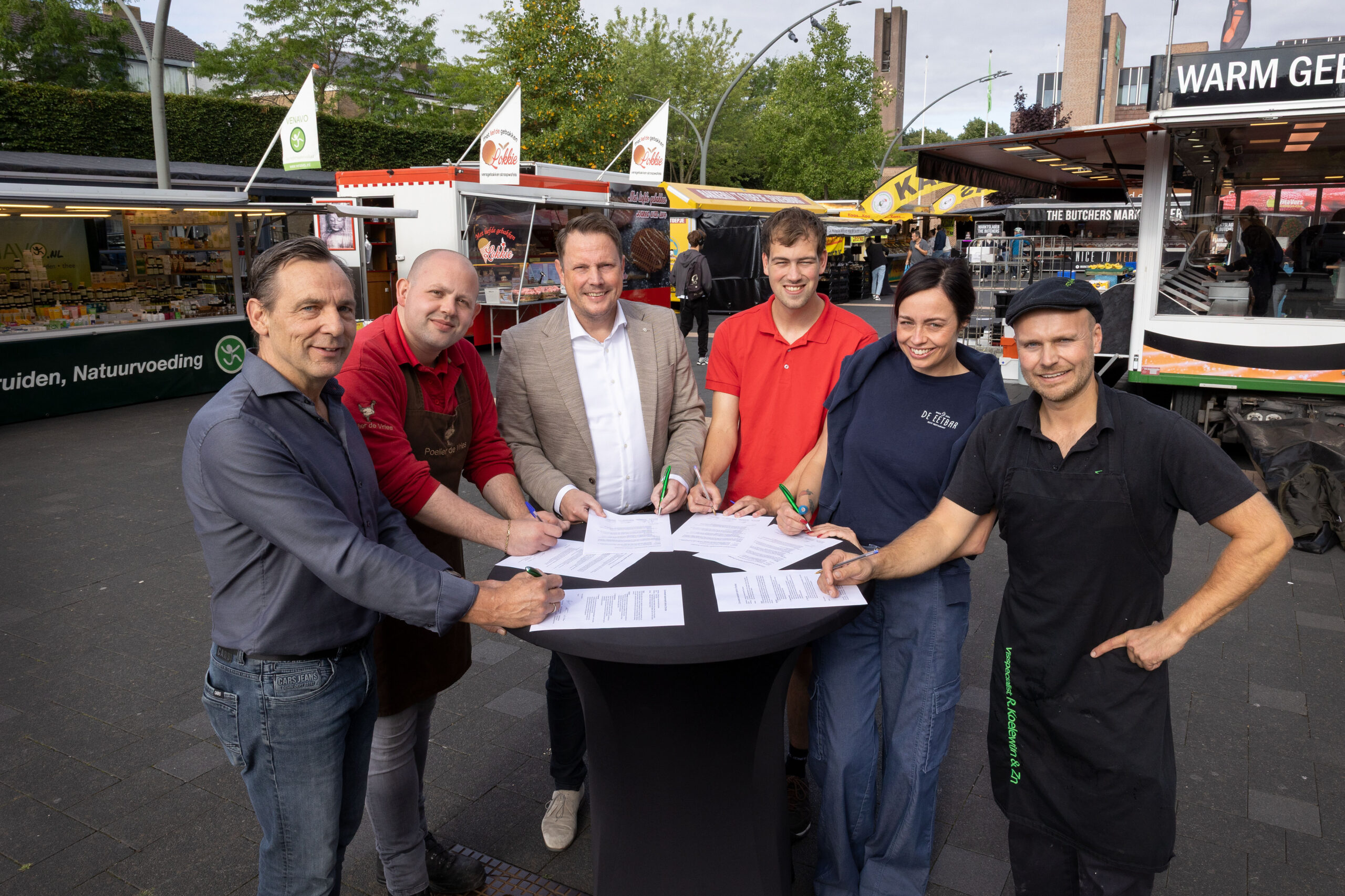 ronde tafel met zes mensen eromheen. Tekenen convenant markt dronten