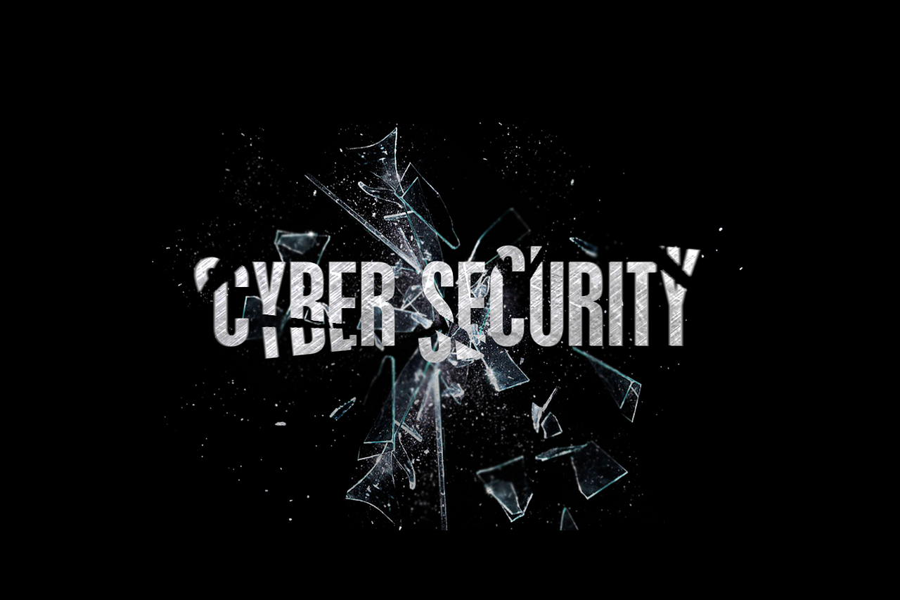 tekst cybersecurity in gebroken glas op zwarte achtergrond