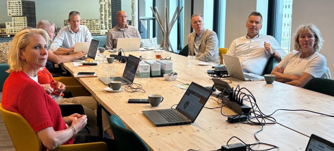vergadertafel met mensen bij mkb schakelteam in lelystad