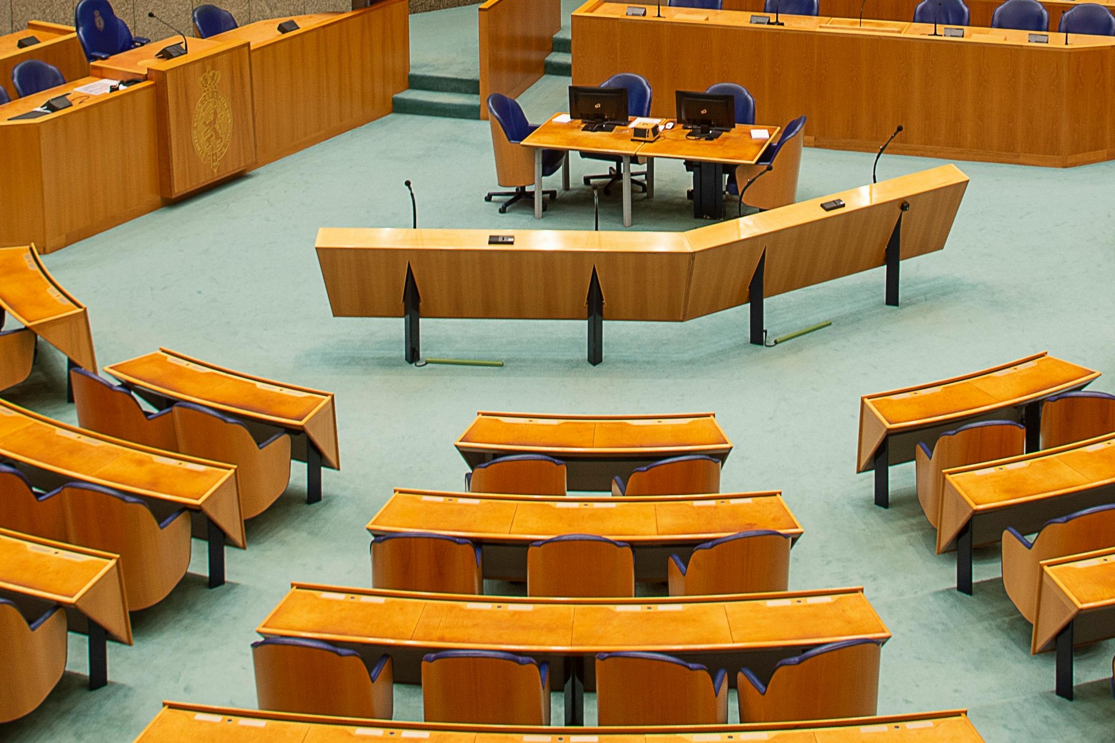 uitsnede foto van de lege stoelen in de Tweede Kamer
