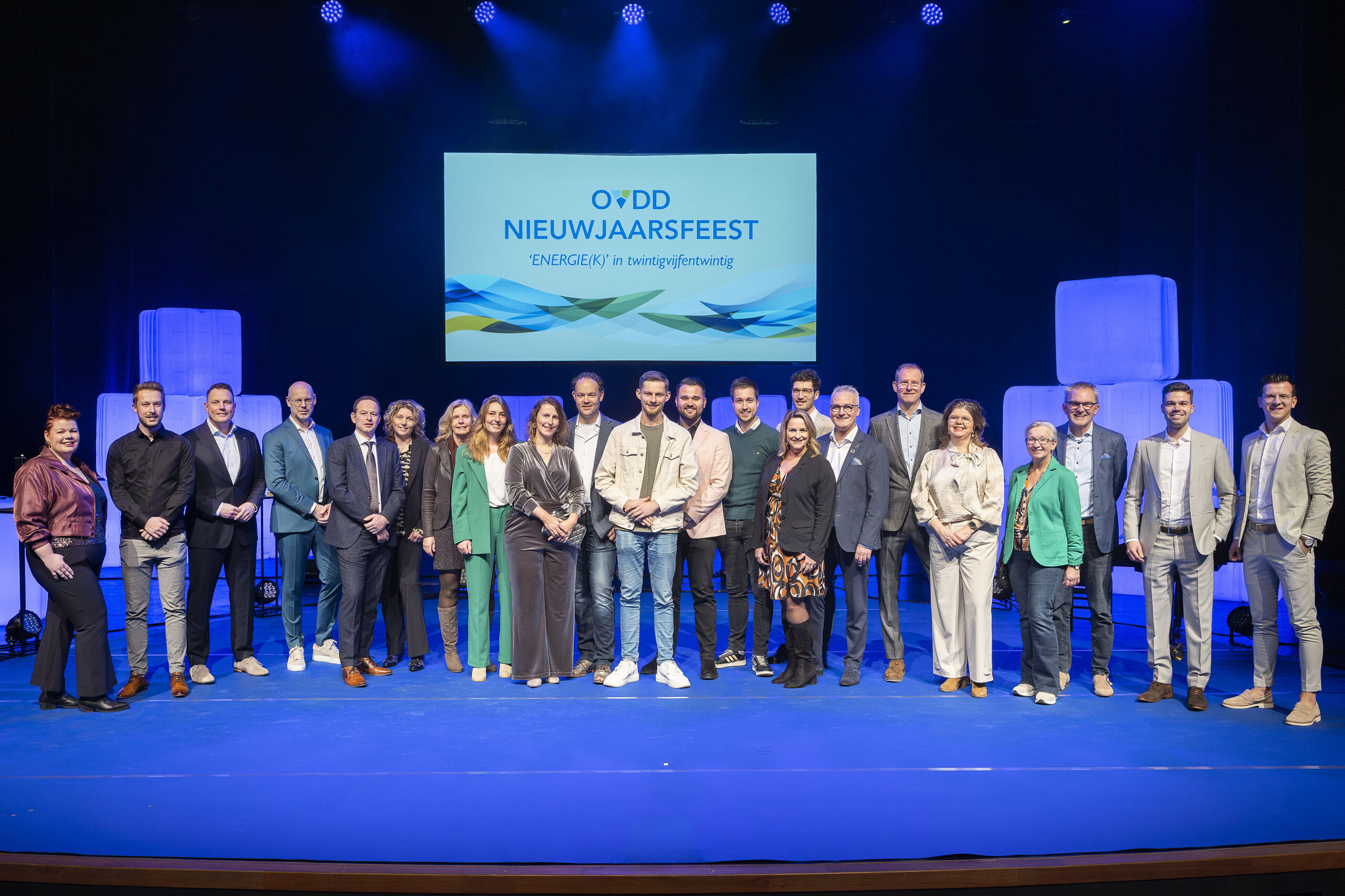 foto op podium De Meerpaal, hierop staan de genomineerden in de verkiezing OvhJ2024 allemaal bij elkaar in een groep
