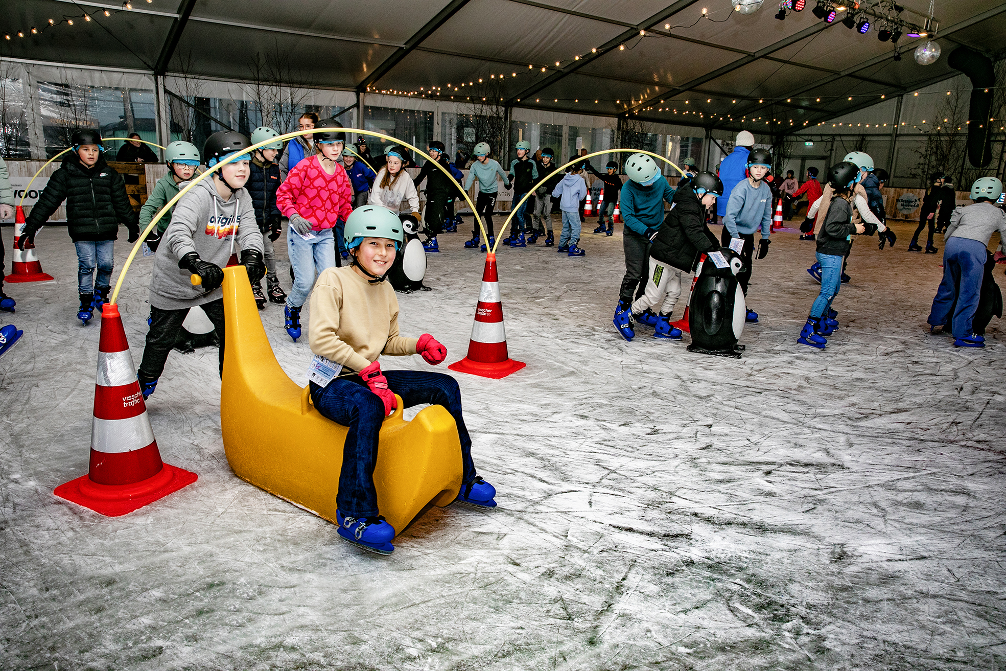 kinderen aan het schaatsen op ijsbaan dronten meerpaalplein 2024