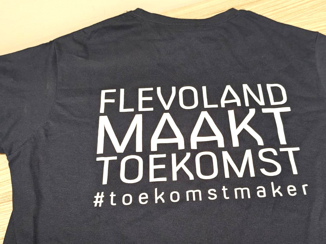 t-shirt met op de achterkant Flevoland maakt toekomst