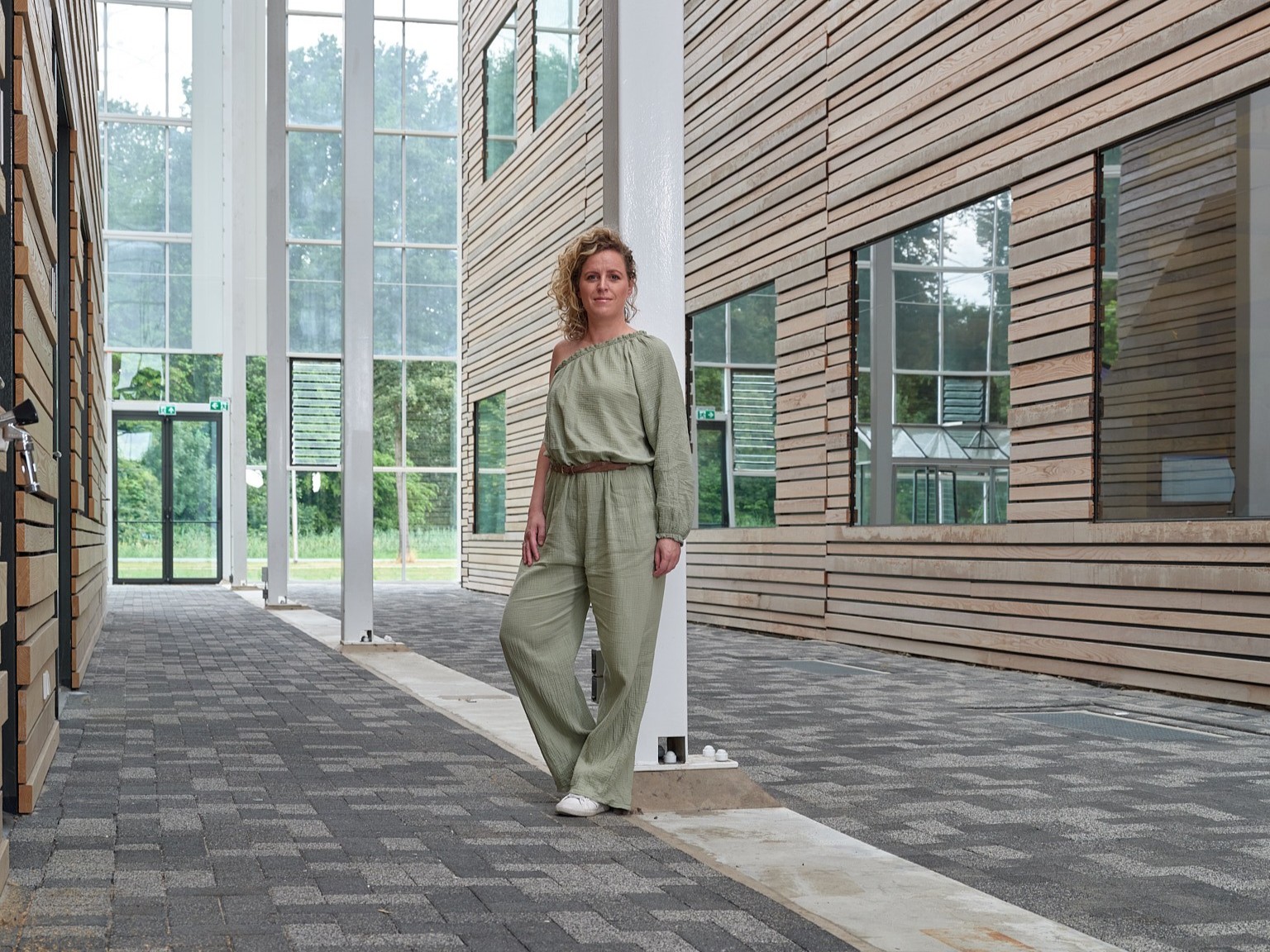 susan van schooten gefografeerd in de gang bij Aeres Hogeschool Dronten