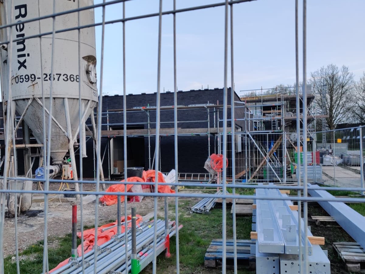 voorbeeldfoto bouw gebouw – foto OVDD bouwproject, bouwhekken, gebouw inaanbouw