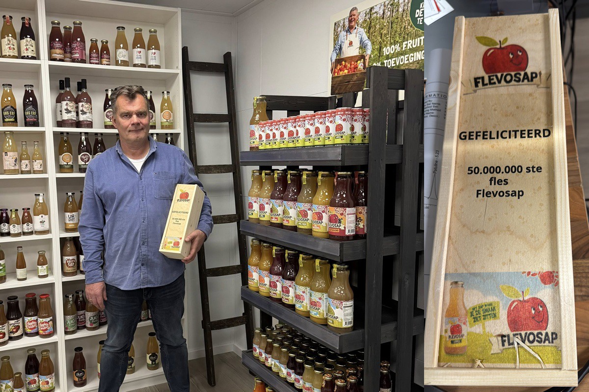 2025 11 25 Flevosap 50 miljoenste fles wyno vermeulen met flevsapflessen in schappen